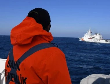Οι φωτογραφίες της Hürriyet για να δείξουν ότι «εμποδίσαν» τον Π. Καμμένο στα Ίμια